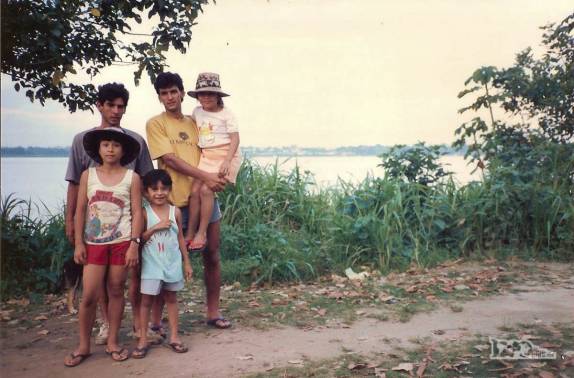 Fazendo amizade com simpáticas crianças peruanas na fronteira entre Peru e Brasil, no rio Amazonas (foto de Julho de 1990)